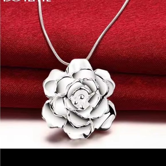 925 BUNDLE FLOWER NECKLACE AND HOOP EARRINGS - Picture 4 of 5